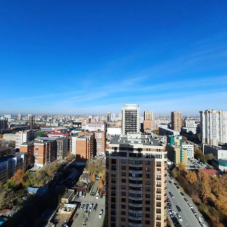 Flansk на Романова: Sky-High Urban Retreat Apartment Novosibirsk Exterior photo